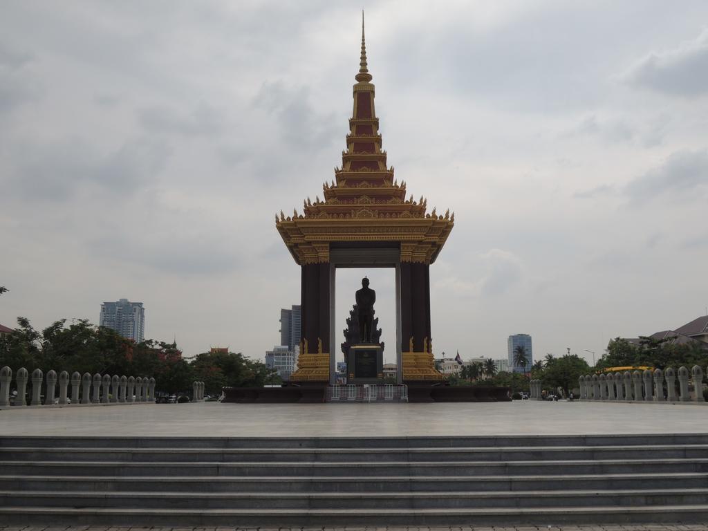 Discovery Hotel Phnom Penh Exterior photo